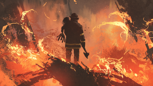 Пожарные спасают людей из огня