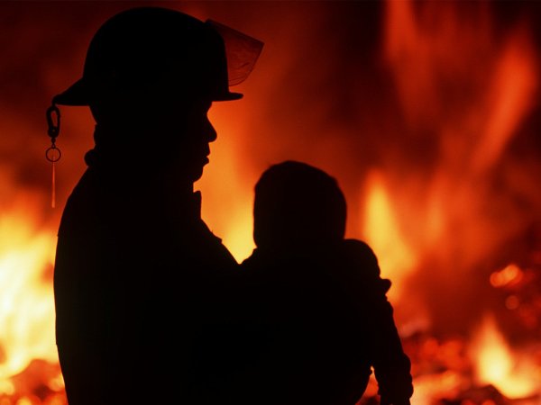 Пожарный спасает ребенка из огня