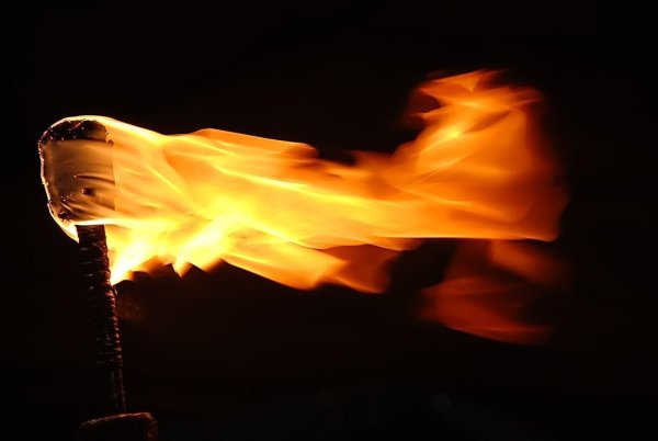 Зажженный факел