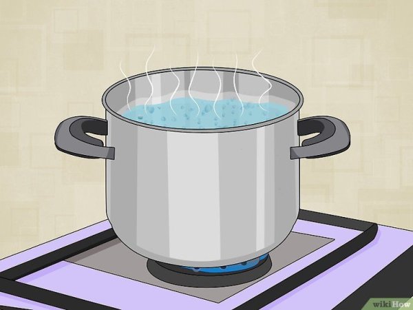 Кастрюля с водой на плите