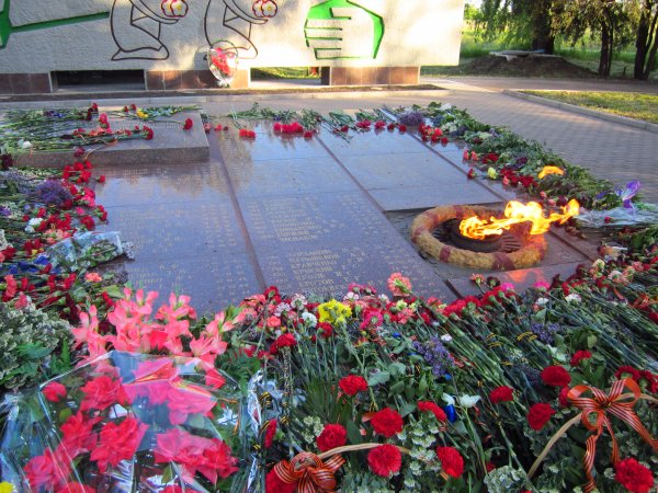 Братские могилы с вечным огнем