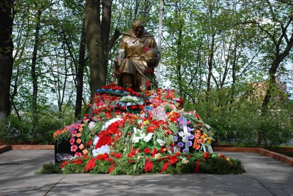 Обелиск на братской могиле