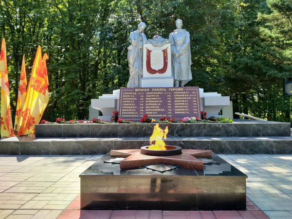 Братские могилы с вечным огнем