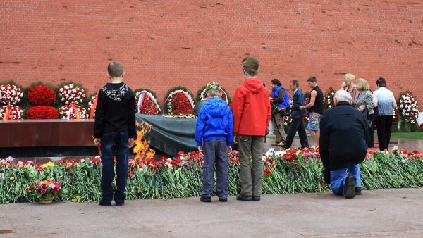 Люди у памятника неизвестному солдату в Москве