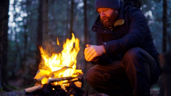 Люди греются у костра