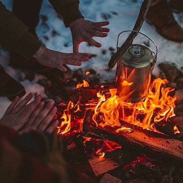 Человек возле огня