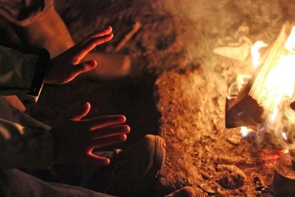 Руки у костра
