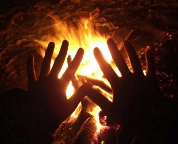 Ладони у костра