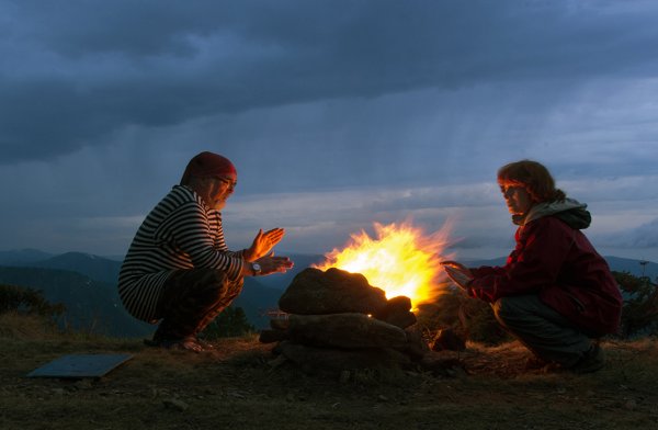 Люди у костра