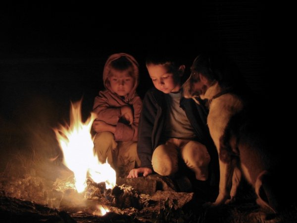 Мальчик у костра