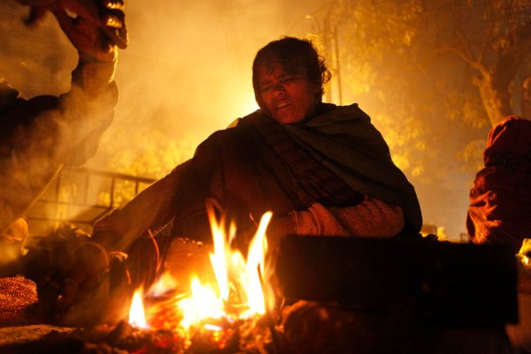 Греются у костра