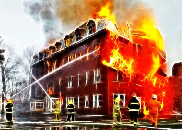 Горящее здание пожарные