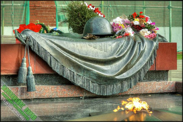 Знамя на могиле неизвестного солдата