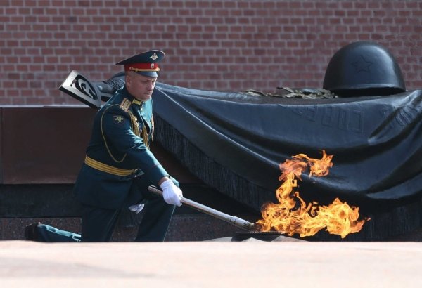 Солдаты у вечного огня в Москве
