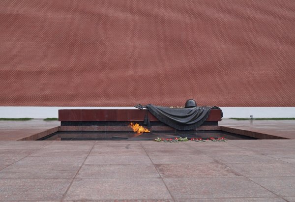 Вечный огонь на могиле неизвестного солдата