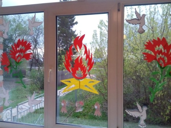 Вечный огонь и ветки снизу украшение окон