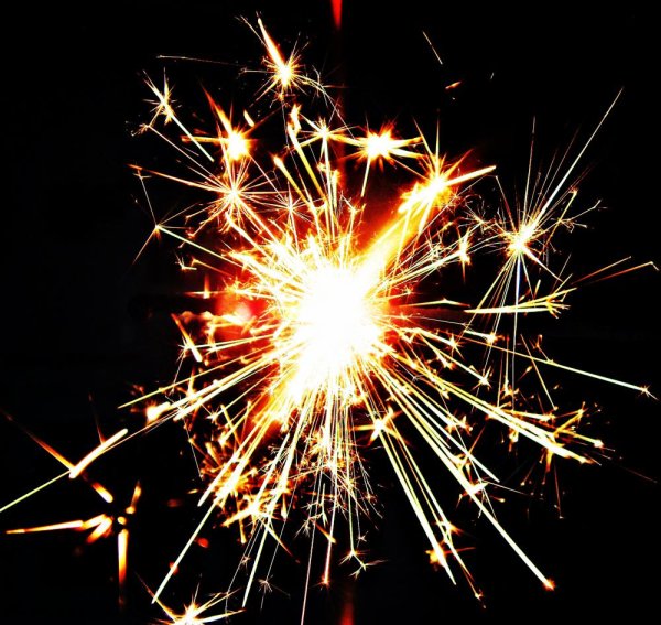 Бенгальские огни на белом фоне