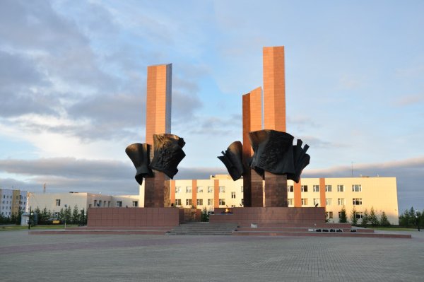 Мемориал памяти новый Уренгой вечный огонь