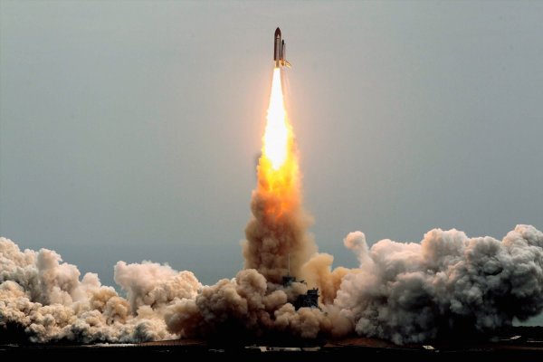 Огонь из ракеты в космосе