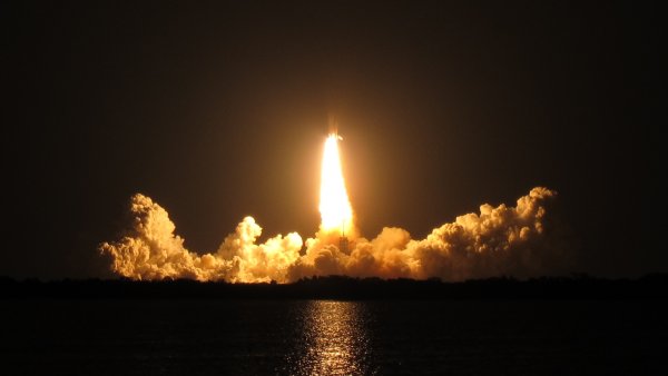 Старт ракеты ночью