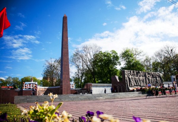 Обелиск на площади героев в Липецке