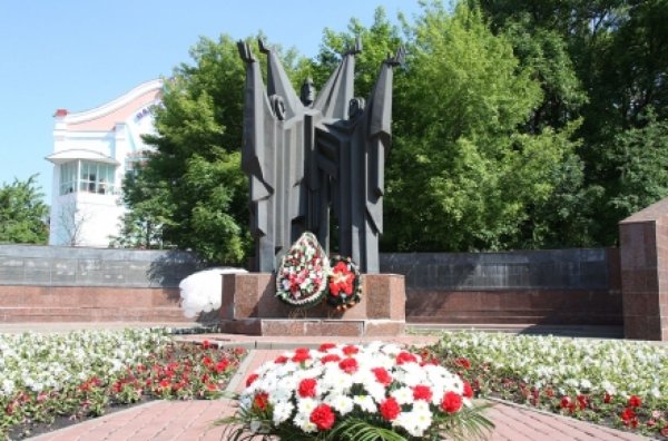 Мемориальный комплекс на площади героев в Липецке