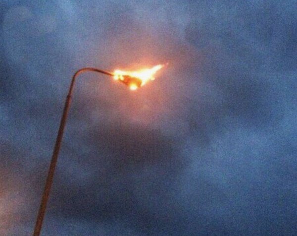 Фонарь горит