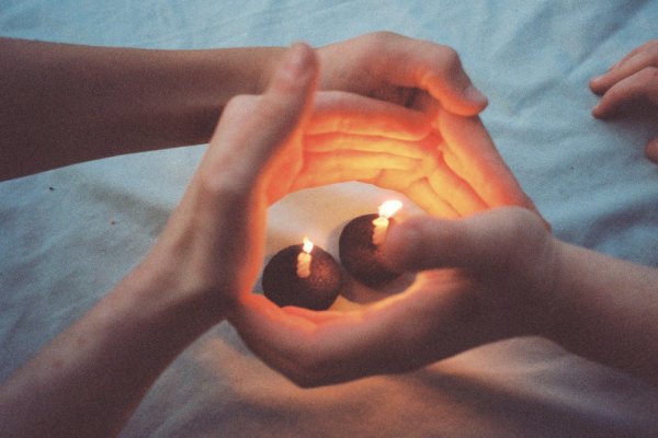 Человек со свечой в руках