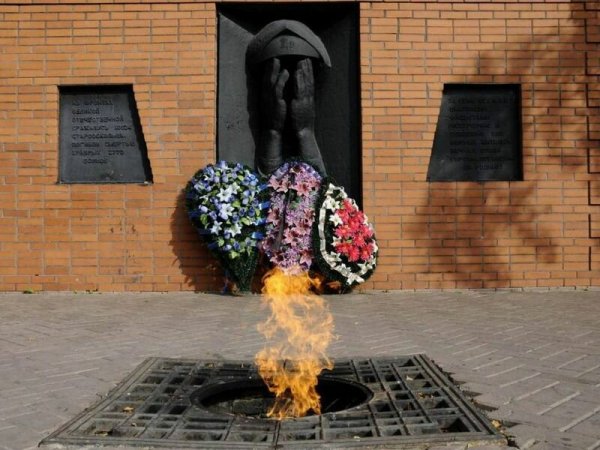 Мемориал Скорбящая мать старый Оскол