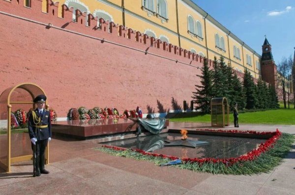 Могила неизвестного солдата у кремлевской стены в Москве