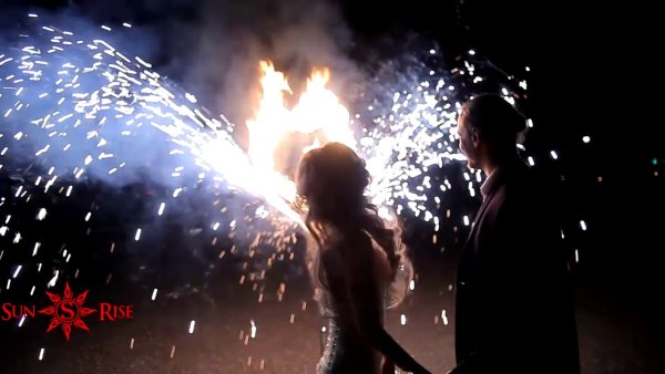 Девушка с фейерверками и парень с горелкой