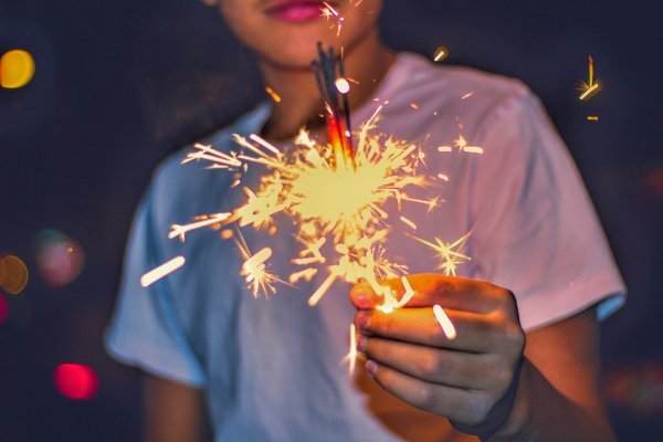 Дети с бенгальскими огнями