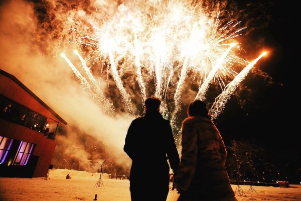 Люди запускают фейерверки