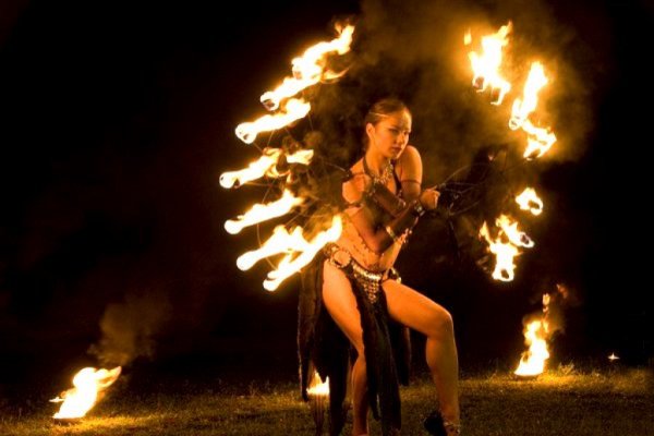 Фаер шоу девушка