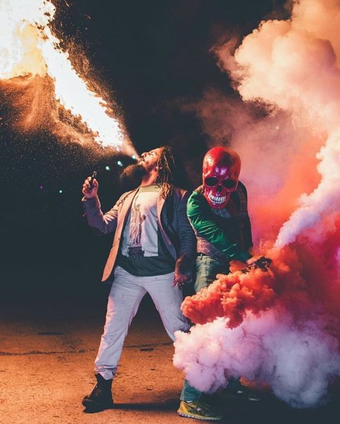 Пацан СС разно цфетным дымом