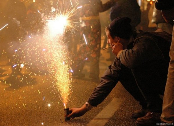 Человек зажигает фейерверк