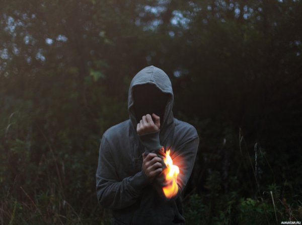 Курящий человек в капюшоне