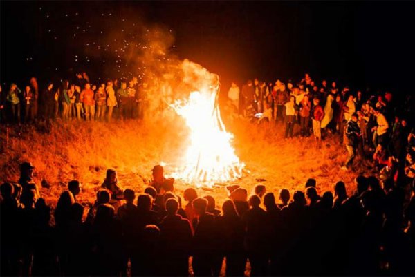 Пионерский лагерь костер