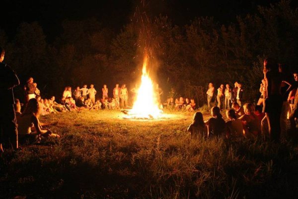 Пионерский лагерь костер