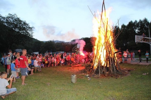 Пионерский лагерь костер