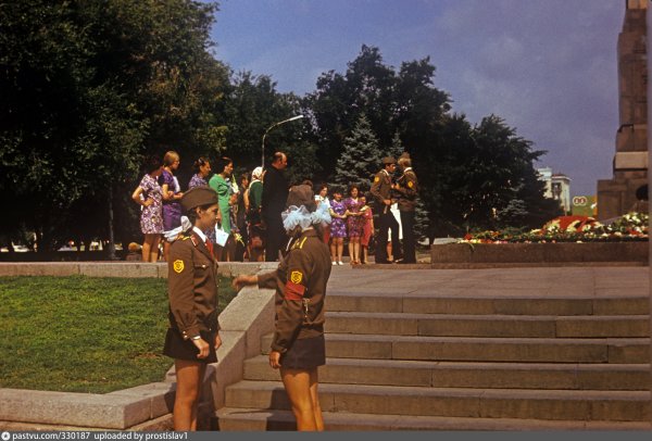 Пионеры у вечного огня 1975 год