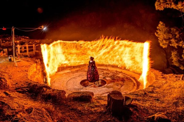 Костер у стены