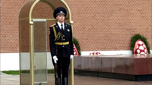 Почётный караул у вечного огня в Москве