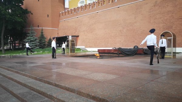 Вечный огонь на красной площади в Москве смена караула