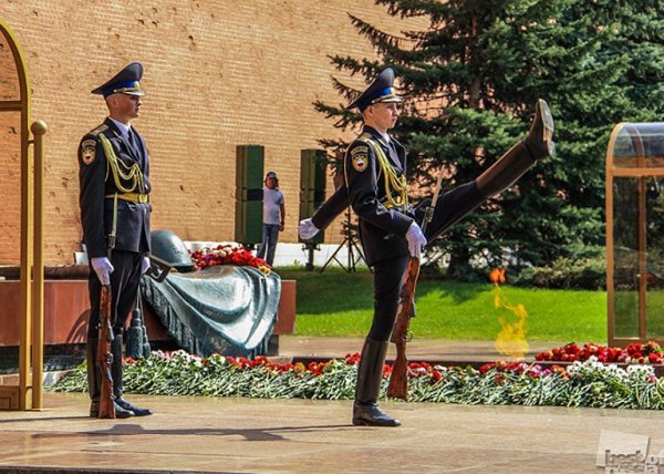 Почётный караул у вечного огня в Москве