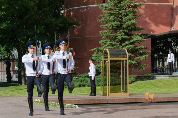 Караул у могилы неизвестного солдата Москва
