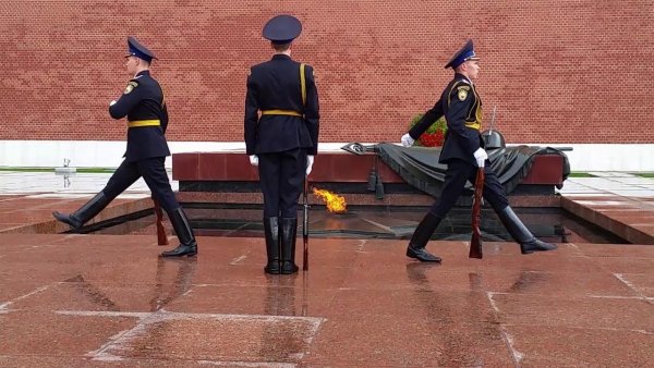 Караул у могилы неизвестного солдата Москва