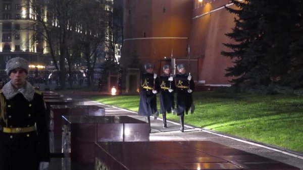 Смена почетного караула у вечного огня в Москве