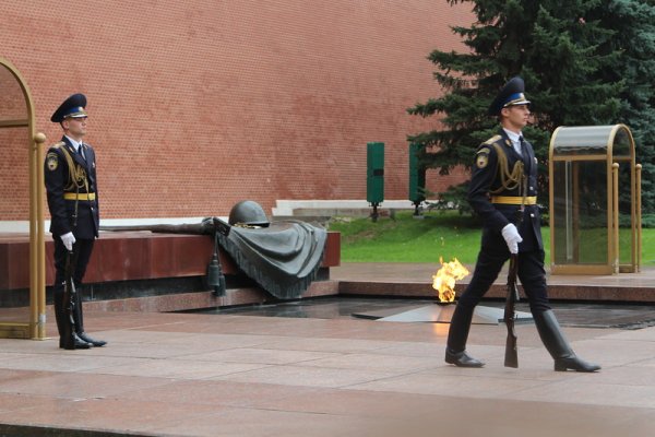 Караул у вечного огня на красной площади
