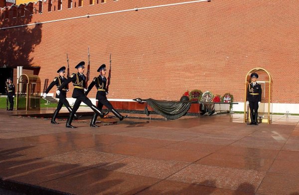 Почетный караул у могилы неизвестного солдата в Москве